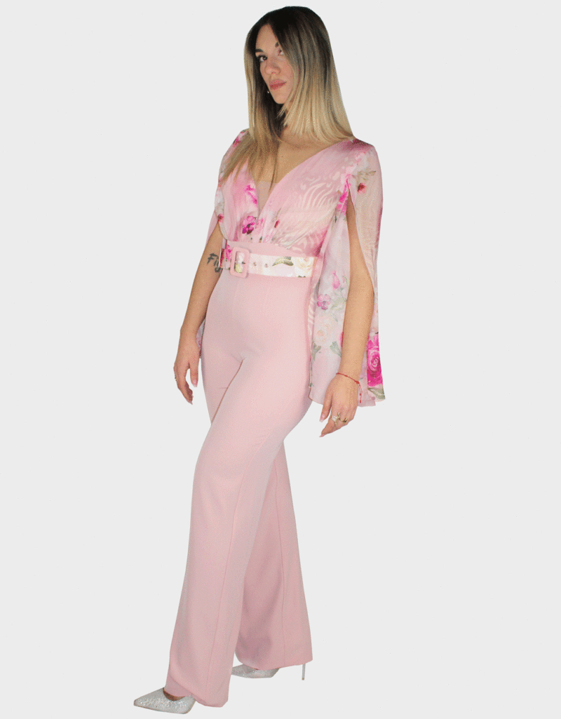 Tuta rosa di Sharon.